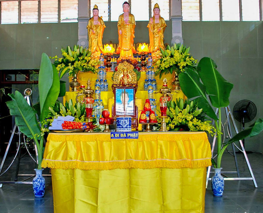 2 cây chuối bên bàn thờ vong